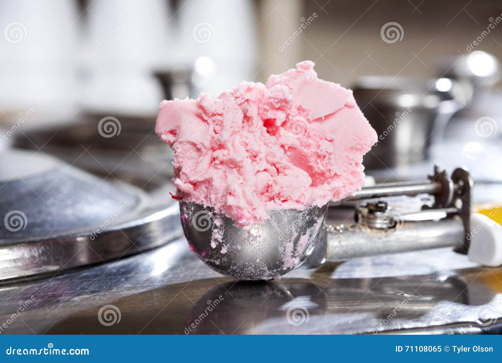Gros plan de boules de glace colorées dans une vitrine en verre au comptoir d'une boutique de desserts