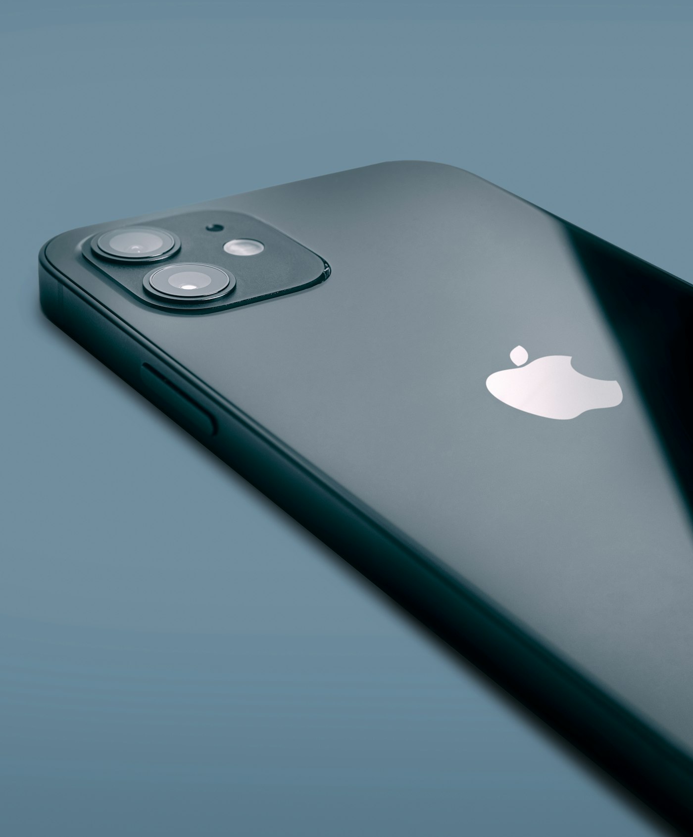 Gros plan sur l'objectif d'un smartphone moderne avec indicateurs de traitement IA et cadre métallique élégant