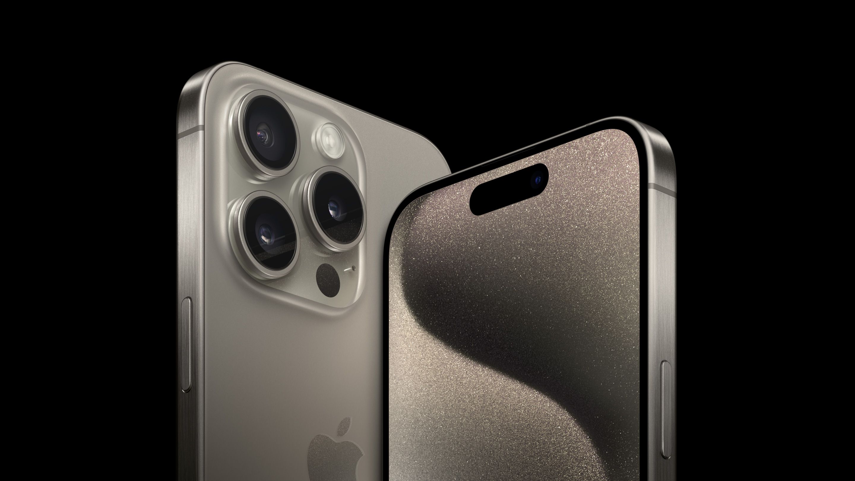 Gros plan sur le bord en titane brossé de l'iPhone 15 Pro à côté d'un graphique translucide d'une puce de processeur d'intelligence artificielle sur un bureau sombre