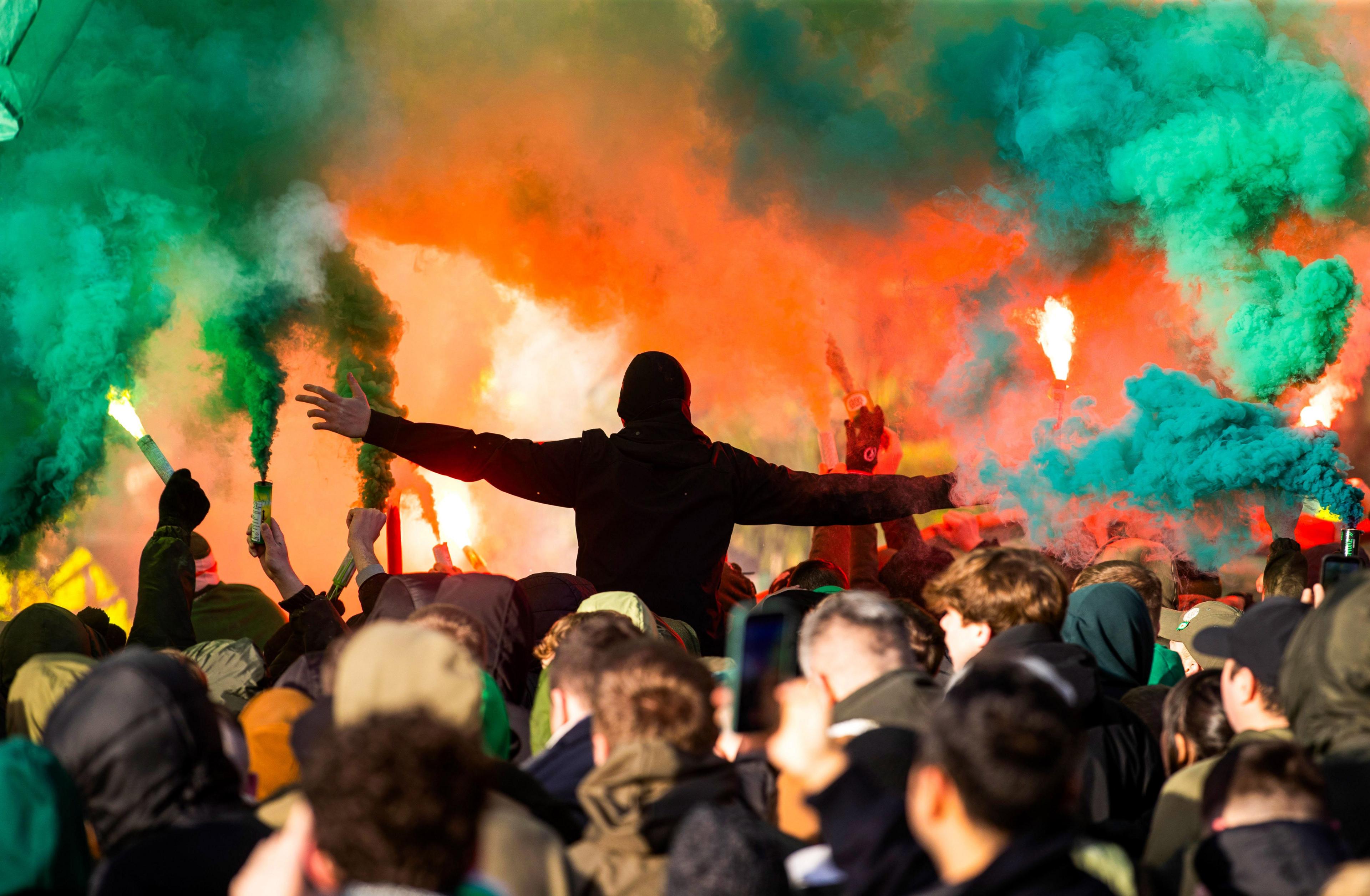 Un stade de Celtic Park bondé avec des milliers de supporters portant du vert et blanc, créant une mer de couleurs vibrante le jour du match.