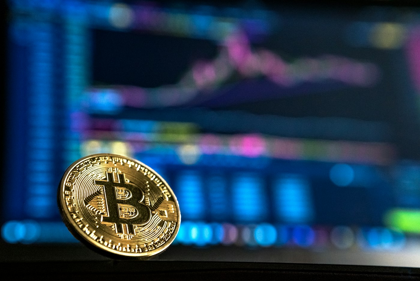 Vue du paysage urbain de Londres avec le bâtiment The Gherkin, surmonté d'un logo Bitcoin numérique lumineux représentant les tendances du marché