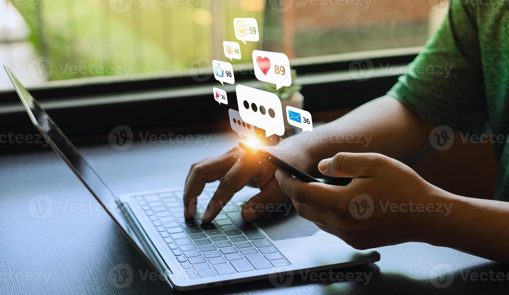 Une vue rapprochée de plusieurs mains tenant des smartphones avec des écrans de notifications brillants dans une pièce sombre, capturant l'intensité de l'engagement numérique.